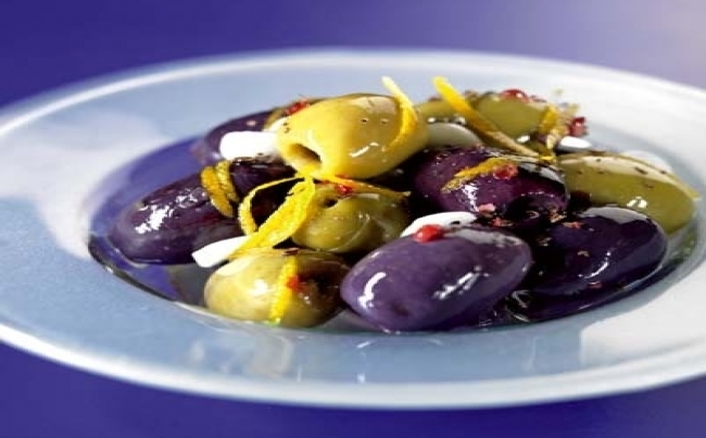 Aceitunas marinadas con vinagreta tibia